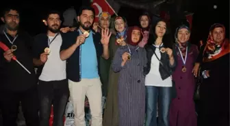 Van'da Demokrasi Nöbetine Katılan Gençlere Madalya