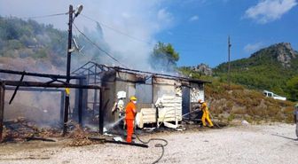 Antalya'da Prefabrik Cami Lojmanı Yandı