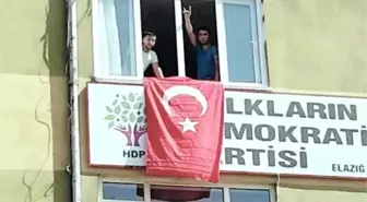 Elazığ HDP İl Örgütü Binasına Elazığlı Gençler Türk Bayrağı Astı