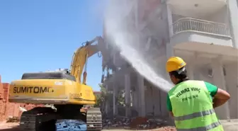 Hareketli Fay Hatlarının Zarar Verdiği Evler Yıkılıyor