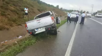 Islak Yolda Takla Atan Kamyonet Su Kanalına Uçtu: 1 Yaralı