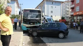 Otomobil ile Özel Halk Otobüsü Çarpıştı: 10 Yaralı