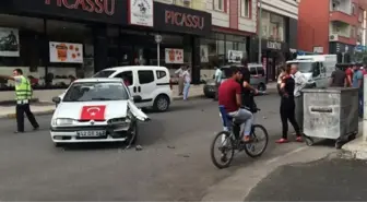 Otomobil ile Motosiklet Çarpıştı