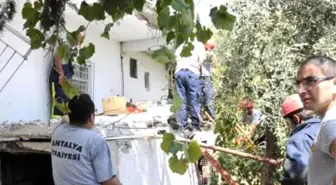 Antalya'da Balkon Çöktü: 2 Yaralı