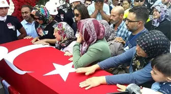 Şehit Oğlunun Tabutuna Son Kez Sarıldı