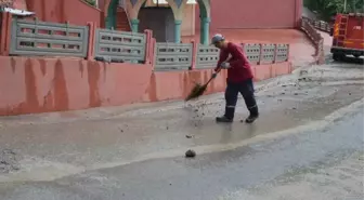 Şiddetli Yağış Sonrası Ev ve Garajları Su Bastı