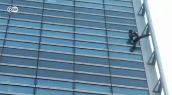 Örümcek Adam Paris'te Ortaya Çıktı