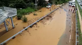 Fındıklı-Arhavi Yolu Heyelan Nedeniyle Ulaşıma Kapandı (2)