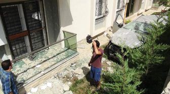 Freni Boşalan Kamyonet Bahçe Duvarını Yıkıp Binaya Çarptı