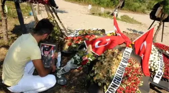 Şehit Ağabeyinin Mezarı Başından Günboyu Ayrılmıyor