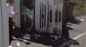 Tekeri Patlayan Tır Yan Yattı: 1 Ağır Yaralı