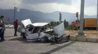 Manisa'da Otomobille Kamyon Çarpıştı: 1'i Ağır 2 Yaralı