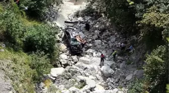 Polis Memur Otomobille Uçuruma Yuvarlanarak Can Verdi