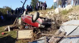 Virajı Alamayan Otomobil Elektrik Direğine Çarptı: 3 Yaralı
