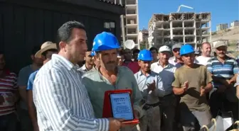 İnşaat İşçileri İlk Defa Plaket Almanın Heyecanını Yaşadı