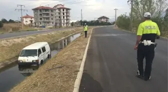 Minibüs Su Kanalına Uçtu, Sürücü Olay Yerinden Kaçtı