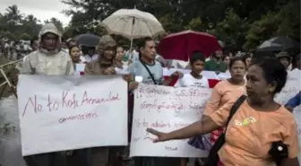 Myanmar'da Rohingyalar Danışma Komisyonu Karşıtı Protesto