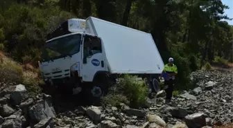 Ortaca'da Gıda Yüklü Kamyon Devrildi; 1 Yaralı