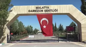 Şehitliğe Oğlunun Takım Elbisesini Getirdi