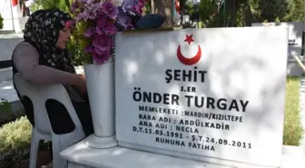 Şehitlikte Duygu Dolu Anlar