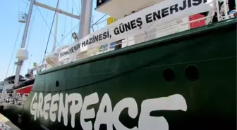 Greenpeace'in Çevreci Gemisi Rainbow Warrior-3 Çeşme'de