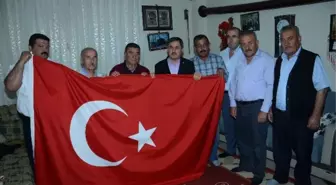 Başkan Eser Şehit Ailesine Bayrak Hediye Etti