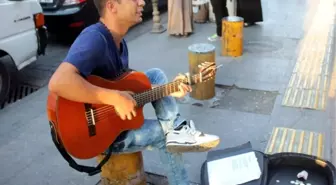 Sokaklarda Gitar Çalarak Engelli Annesine ve Babasına Bakıyor