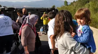 Tem'de Lastiği Patlayan Minibüs Devrildi: 8 Yaralı