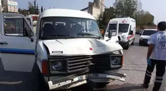 Samsun'da Minibüs ile Kamyonet Çarpıştı: 5 Yaralı