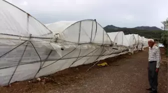 Kumluca'da Şiddetli Rüzgar Seralara Zarar Verdi