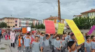 Sorgun'da Minik Öğrenciler Demokrasi Şehitleri İçin Yürüdü