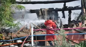 Ahşap Evdeki Yangın, Bitişikteki Dört Evi de Yaktı