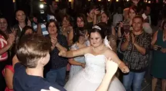 Down Sendromlu Kızını Gelinlik Hayaline Kavuşturdu