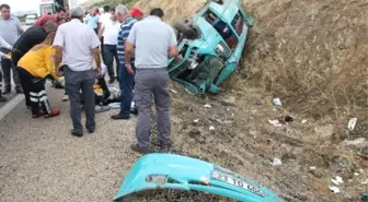 Elazığ'da Minibüs Kaza Yaptı, 2 Hemşire Öldü, 12 Kişi Yaralandı