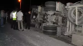 Hafriyat Yüklü Kamyon Evin Duvarına Çarparak Devrildi