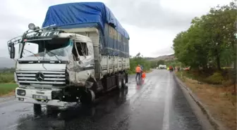 Tokat'ta Tır'la Kamyon Çarpıştı: 2 Yaralı