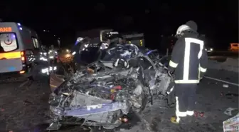 Kamyon Otomobile Çarptı: 2 Ölü 1 Yaralı