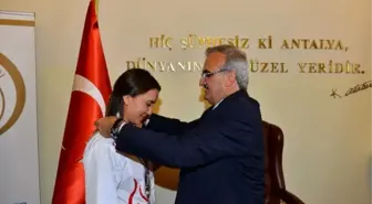 Vali Karaloğlu'ndan Başarılı Sporculara Ödül