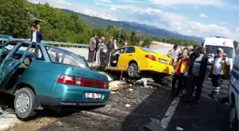 Kastamonu'da Taksi ile Otomobil Çarpıştı: 1 Ölü, 2 Yaralı