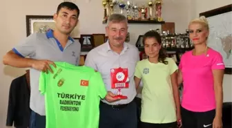 Badminton Takımından Başkan Yaralı'ya Teşekkür Ziyareti