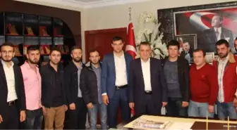 Yomra Belediye Başkanı İbrahim Sağıroğlu AK Parti Yomra Gençlik Kolları'nı Makamında Ağırladı