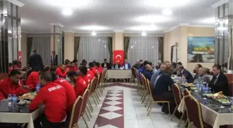 Vali Ustaoğlu Futbolcularla Moral Yemeğinde Buluştu