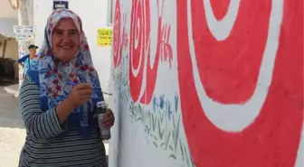 Köyünün Duvarlarında Çiçek Açtıran Kadın