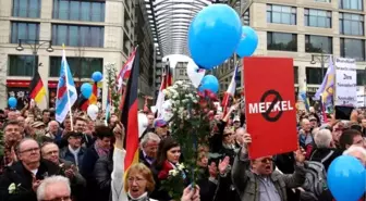 Merkel, Gauck ve Lammert'e Protesto