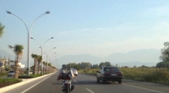 Motosiklet Sürücüsünün Trafikte Tehlikeli Şovu