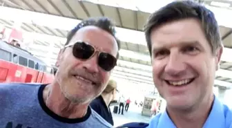 İstasyonda Bisiklete Binen Arnold Schwarzenegger'e Selfie Cezası