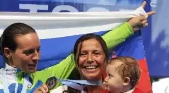 Görüntülü Haber) Dalış Rekortmeni, Madalyasını 10 Aylık Bebeğiyle Aldı