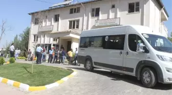 Minibüsçüler Yol Kapatıp, Belediyeyi Protesto Etti