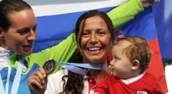 Türkiye Rekoru Kıran Derya Can Göçen, Madalyasını Bebeğiyle Beraber Aldı