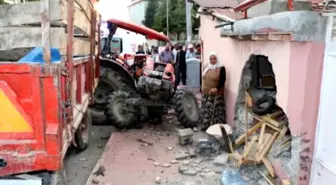 Burdur'da Duvara Çarpan Traktör İkiye Bölündü